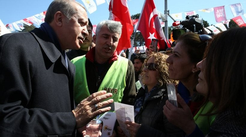 Θαρραλέα γυναίκα έβαλε στη θέση του τον Σουλτάνο σε περίπτερο του «όχι»: «Εσείς είστε που λέτε ψέμματα» (βίντεο)